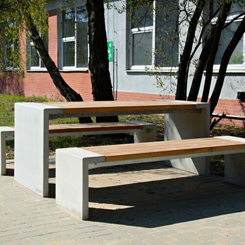 Picknicktafel Sibelo 12 Picknicktafel model Sibelo is niet alleen functioneel, maar ook bijzonder fraai om te zien. Het ontwerp is beschikbaar in twee houtsoorten, waardoor het eenvoudig kan worden aangepast aan de gewenste uitstraling van uw buitenruimte